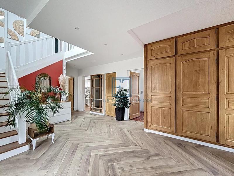 Maison - 211 m² - 9 pièces