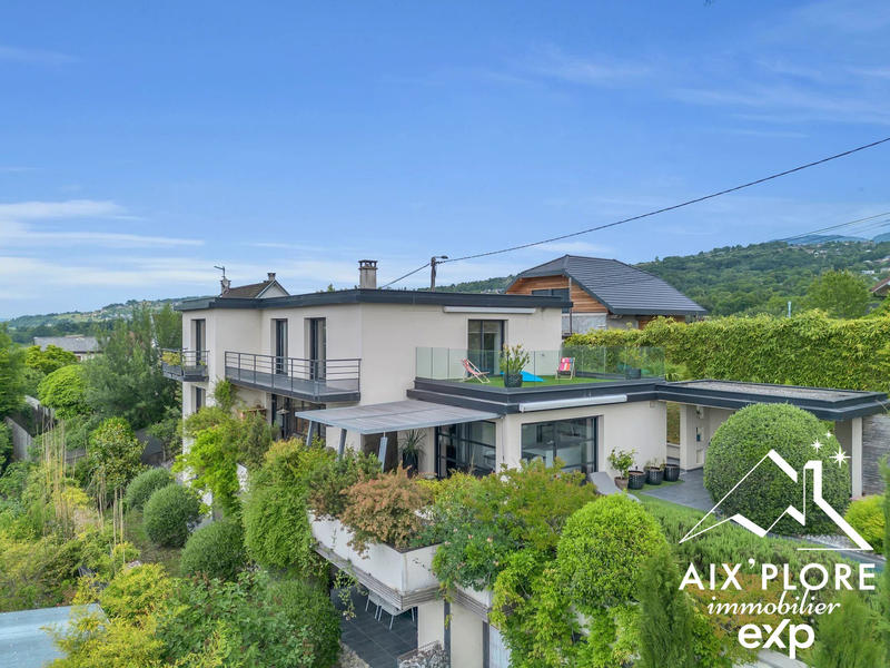 Maison - 270 m² - 10 pièces