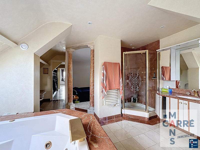 Maison - 237 m² - 8 pièces