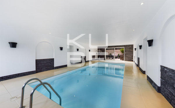 Propriété - 355 m² - 9 pièces