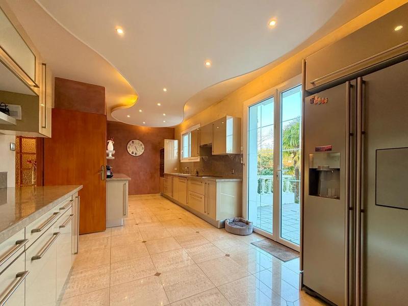 Maison - 210 m² - 6 pièces