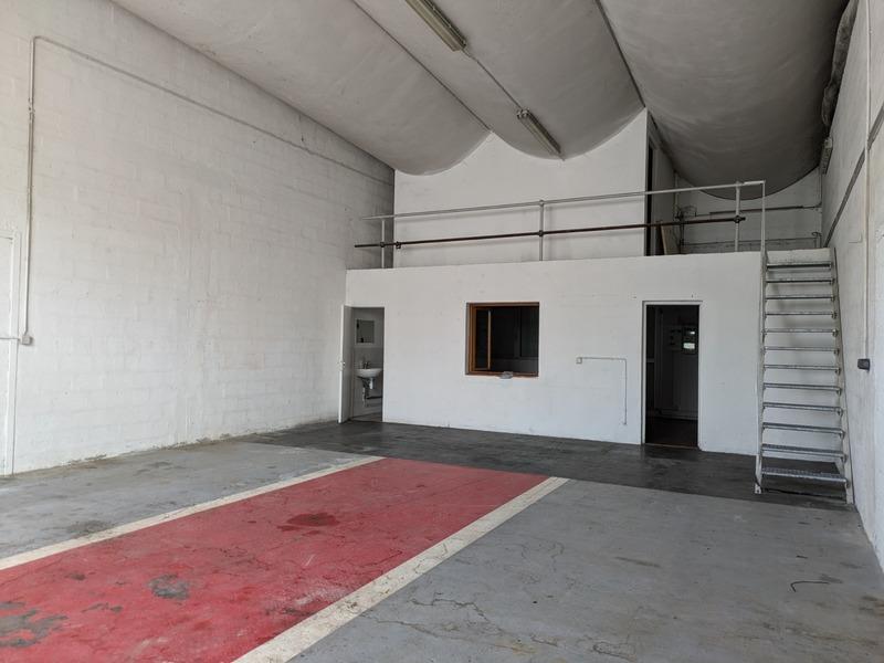 Local d'activité / Entrepôt - 135 m² - 2 pièces