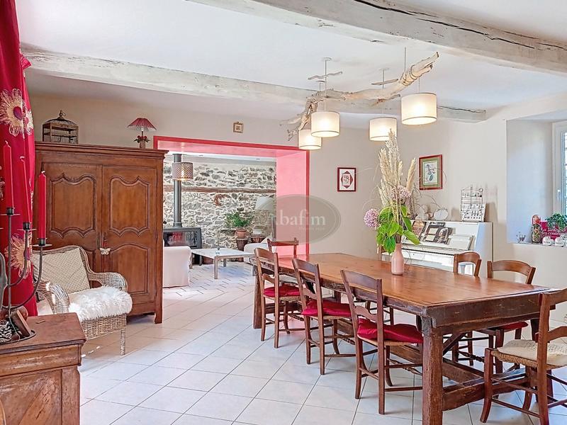 Maison - 250 m² - 10 pièces