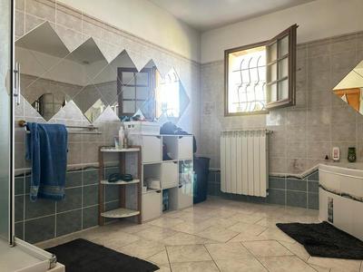 Maison traditionnelle - 281 m² - 9 pièces