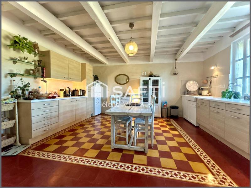 Maison - 219 m² - 8 pièces