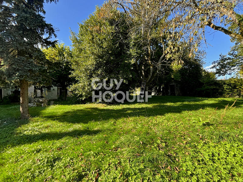 Maison - 1 119 m² - 40 pièces