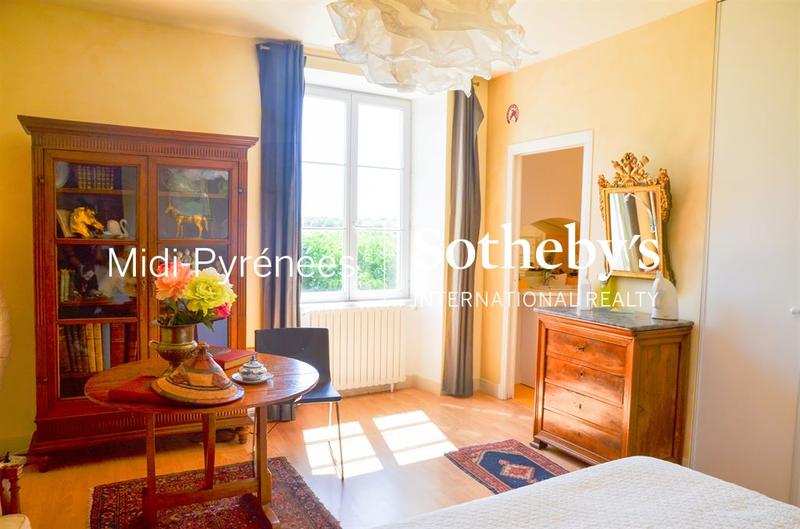 Maison - 430 m² - 9 pièces