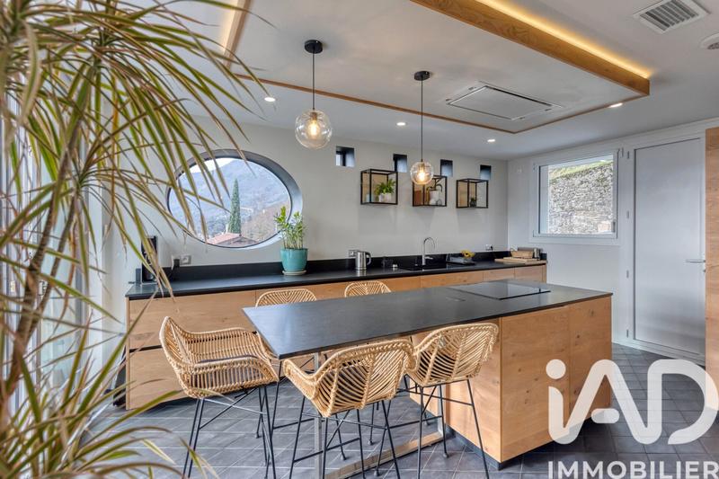 Maison - 233 m² - 8 pièces