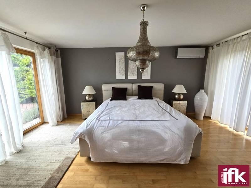 Propriété - 249 m² - 9 pièces