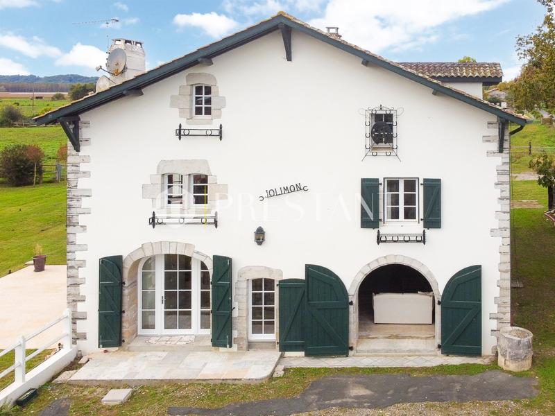 Maison - 410 m² - 10 pièces