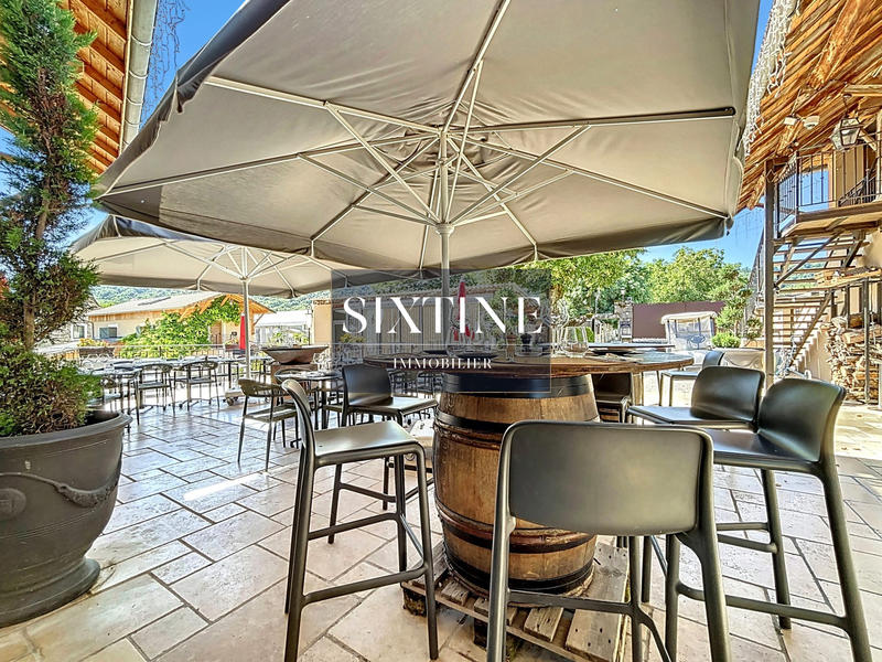 Maison - 3 008 m² - 45 pièces