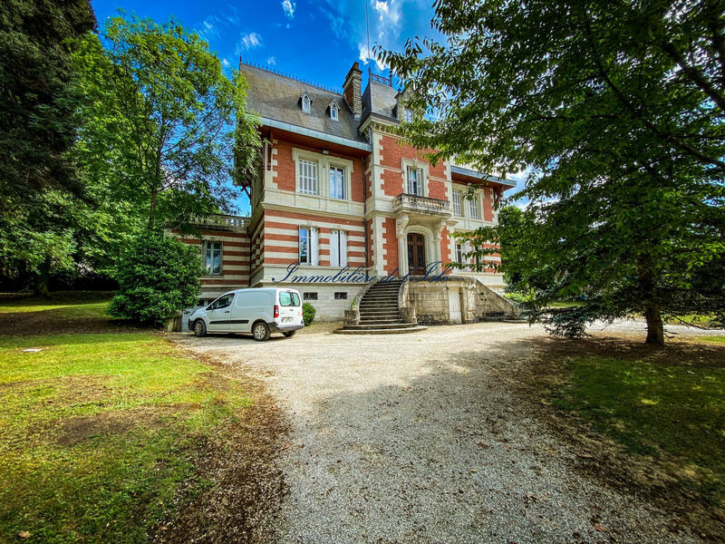 Maison - 440 m² - 14 pièces