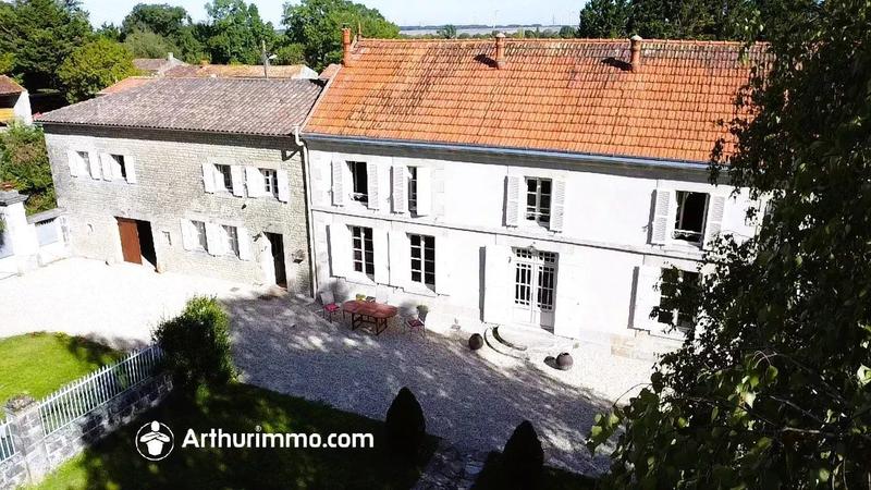 Maison - 300 m² - 8 pièces