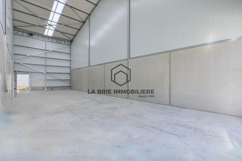Local d'activité / Entrepôt - 121 m² - 1 pièce
