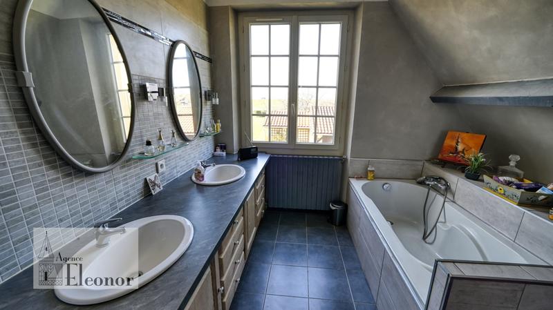 Maison - 208 m² - 9 pièces