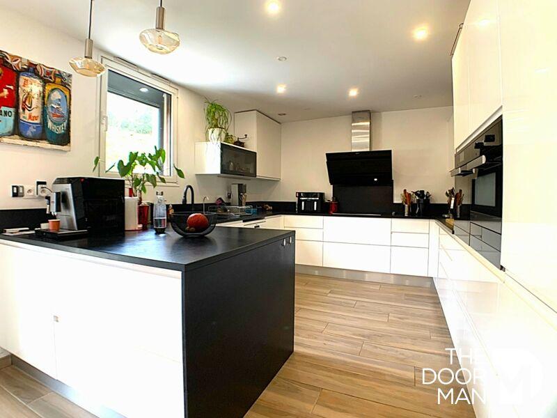 Maison - 220 m² - 8 pièces