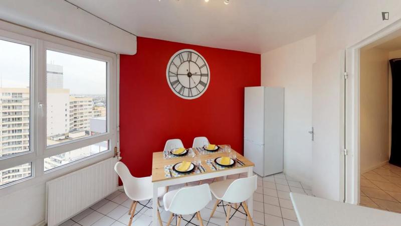 Chambre - 12 m² - 5 pièces