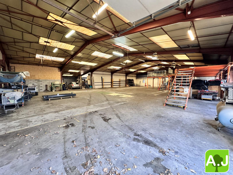 Local commercial - 900 m² - 3 pièces