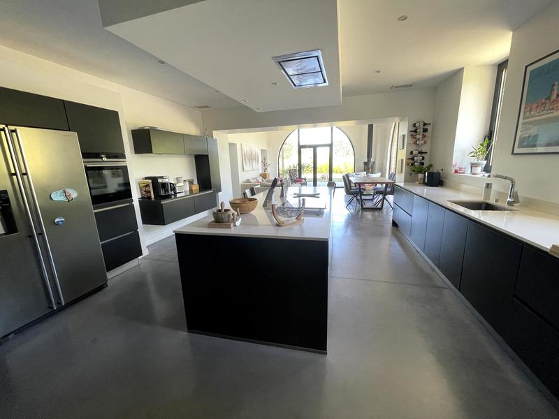 Villa - 280 m² - 9 pièces