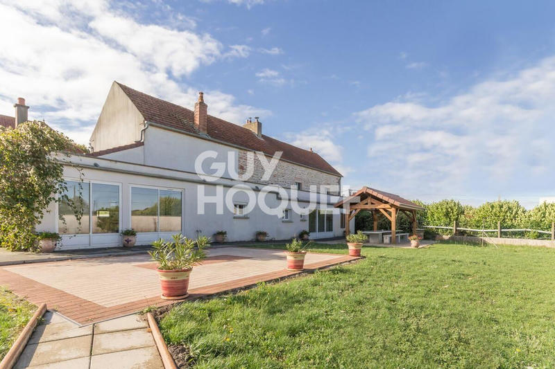 Maison - 220 m² - 8 pièces