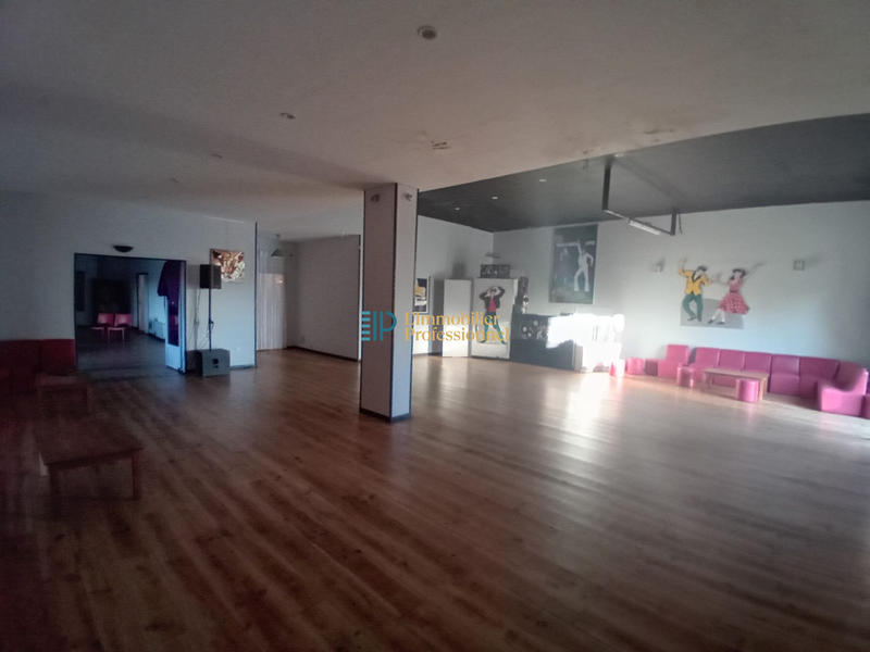 Local commercial - 320 m² - 4 pièces