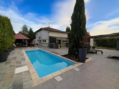 Maison - 230 m² - 6 pièces