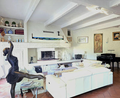 Villa - 300 m² - 10 pièces