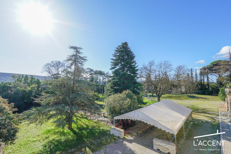 Château - 3 038 m² - 55 pièces