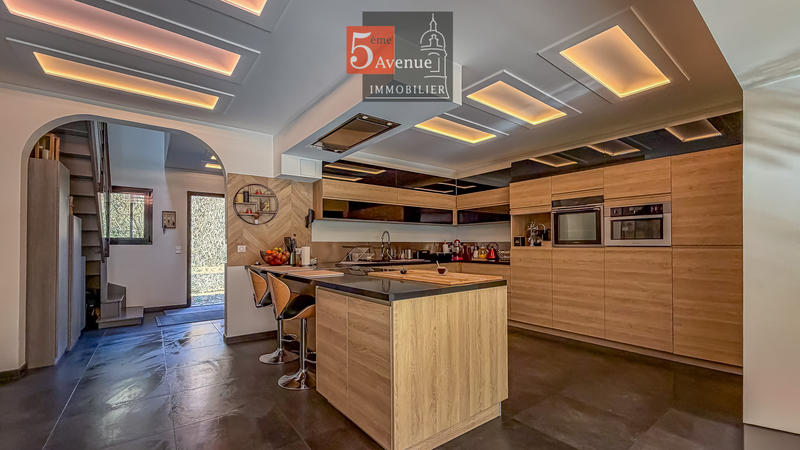 Maison - 260 m² - 7 pièces