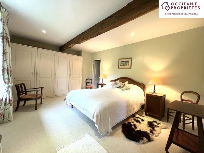 Propriété - 290 m² - 9 pièces