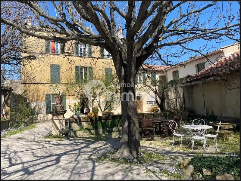 Maison - 460 m² - 12 pièces