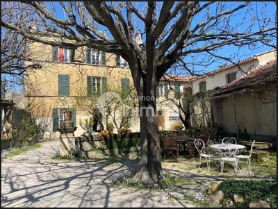 Maison - 460 m² - 12 pièces