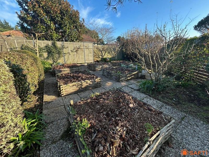 Maison - 220 m² - 8 pièces