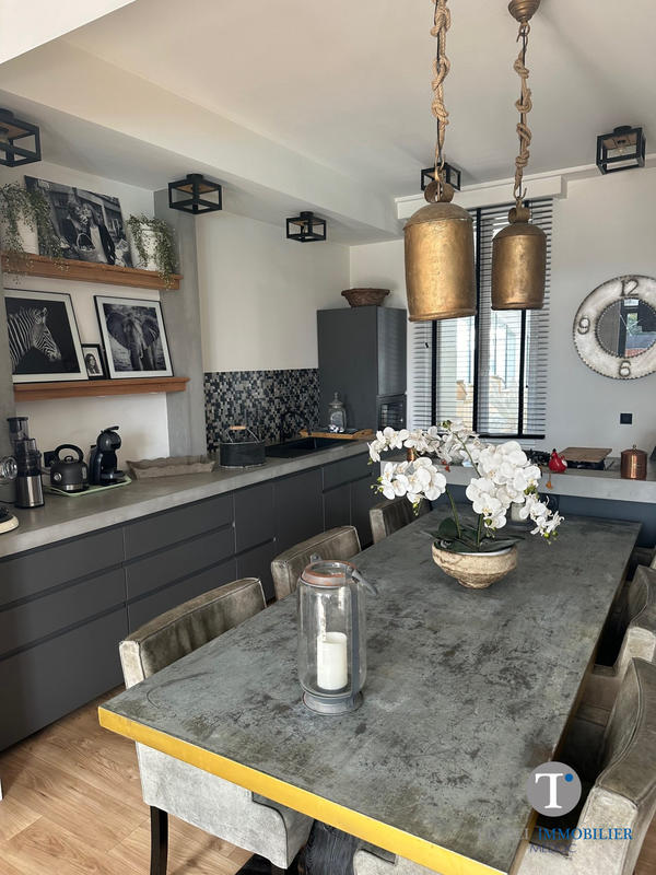 Maison traditionnelle - 267 m² - 9 pièces