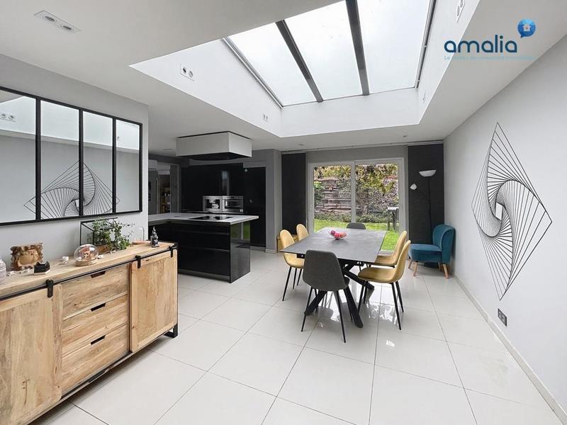 Maison - 204 m² - 7 pièces