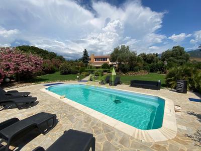 Maison traditionnelle - 313 m² - 11 pièces