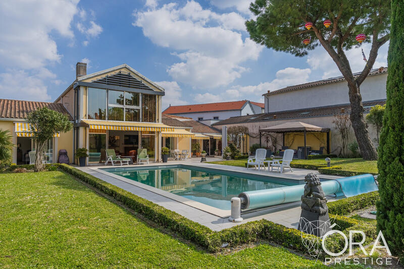 Maison - 240 m² - 7 pièces