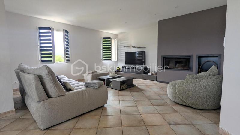 Maison - 220 m² - 8 pièces