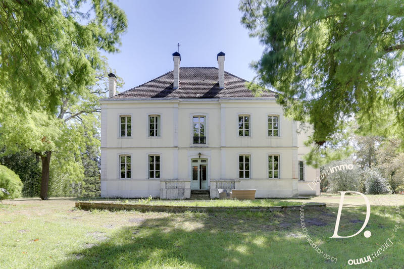 Maison - 408 m² - 12 pièces