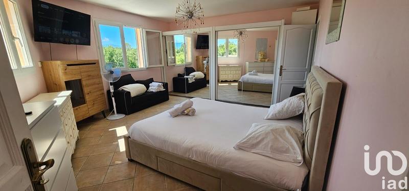 Maison - 242 m² - 8 pièces