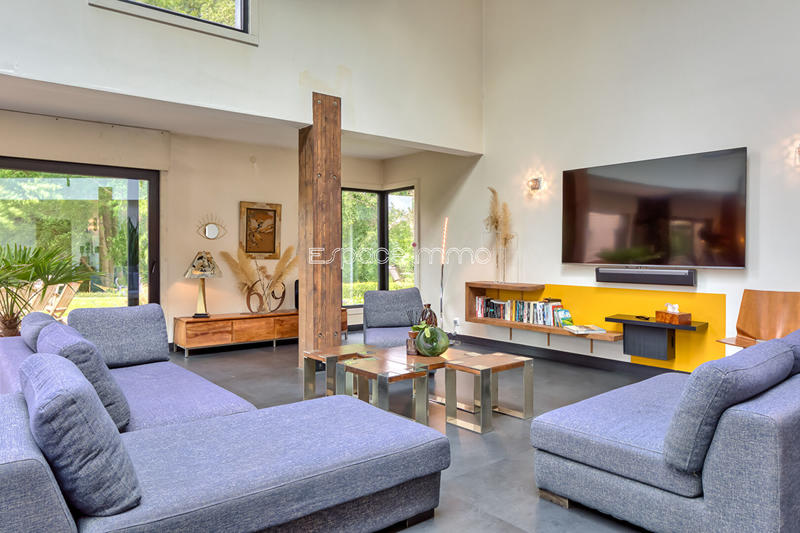 Maison - 630 m² - 8 pièces