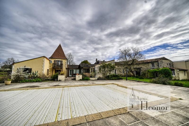 Maison traditionnelle - 477 m² - 23 pièces