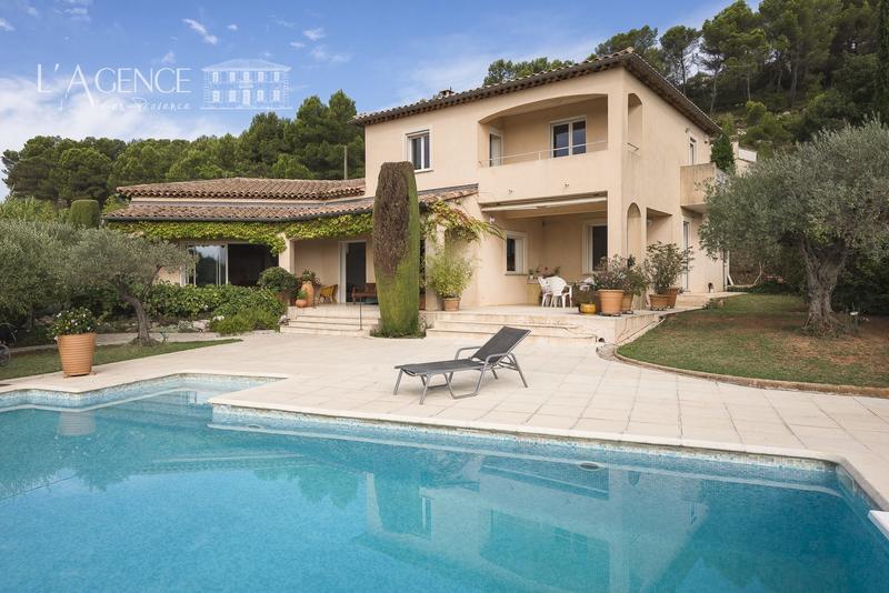 Maison traditionnelle - 180 m² - 6 pièces