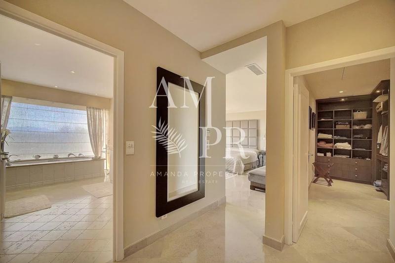 Villa - 333 m² - 8 pièces