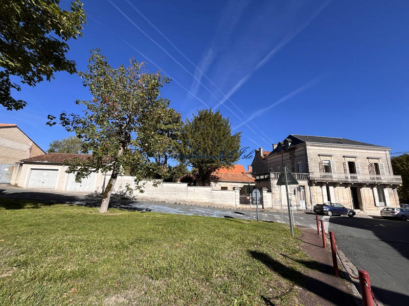 Maison - 280 m² - 10 pièces