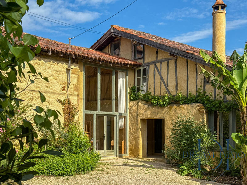 Maison - 704 m² - 22 pièces