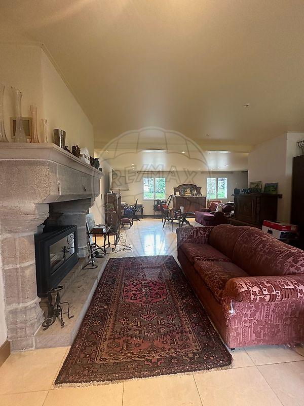 Maison - 331 m² - 8 pièces