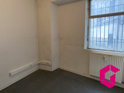 Local commercial - 99 m² - 6 pièces