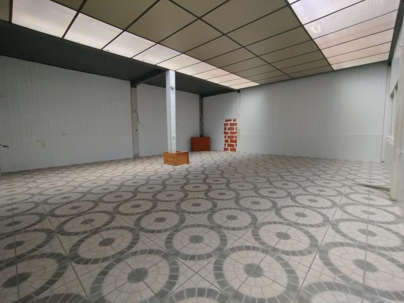 Local commercial - 243 m²