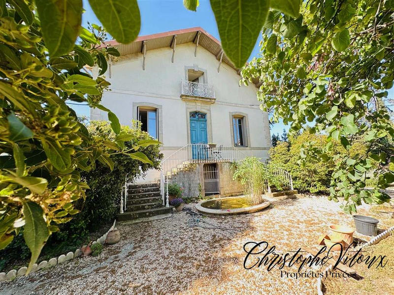 Propriété - 240 m² - 7 pièces